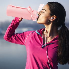 64Oz Glass Water Bottle Sports Water Bottle Motivational Water Bottle Water Intake Tracker Bottle with Straw Time Marker Silicone Sleeve Handle for Gy (Option: 64OZ_Pink)
