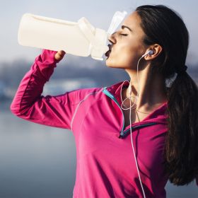 64Oz Glass Water Bottle Sports Water Bottle Motivational Water Bottle Water Intake Tracker Bottle with Straw Time Marker Silicone Sleeve Handle for Gy (Option: 64OZ_White)